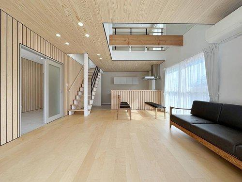 東区馬木6丁目 No.1の居間・リビング|(No.1)リビングのソファ、ダイニングテーブルセット、TV台など家具家電付きの住宅です♪