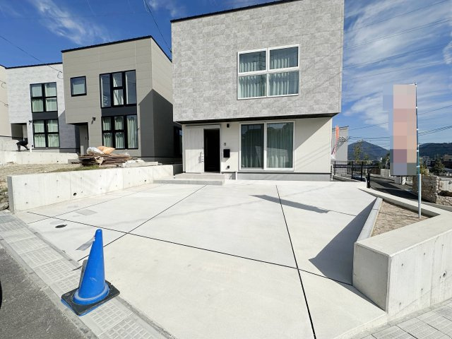 東区馬木6丁目 No.1の駐車場|車は並列3台駐車可能☆
広々とした駐車スペースは来客時なども安心なので気軽に家族や友人を招くことができます♪