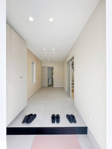 東区馬木6丁目 No.1の玄関|玄関ホールは開放的でとても明るいです♪