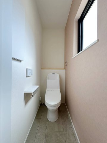 東区馬木6丁目 No.3のトイレ|1階ウォシュレットトイレ☆
各階にウォシュレットトイレがついています♪