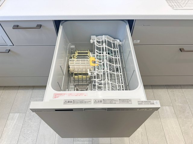 東区馬木6丁目 No.3のキッチン|4人から5人分の食器洗浄乾燥機☆
水道代の節約にもなり、家事の時短もできる優れ物です♪スライド式で上から全体が見えるため食器の出し入れもスムーズです♪