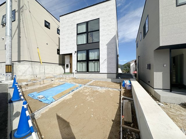 東区馬木6丁目 No.3の前面道路含む現地写真|車は並列3台駐車可能☆
広々とした駐車スペースは来客時なども安心なので気軽に家族や友人を招くことができます♪