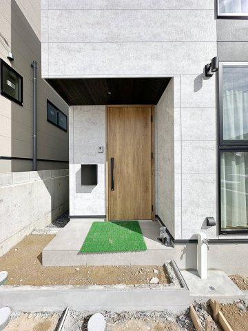 東区馬木6丁目 No.3の玄関|玄関ポーチ☆
屋根も付いており、雨が降っても濡れる心配はありません♪