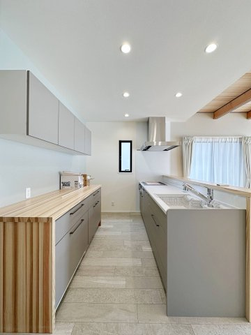 東区馬木6丁目 No.3のキッチン|人造大理石天板使用のシステムキッチン☆
人造大理石天板は水垢が付きにくく汚れが落ちやすいのでお手入れも楽ちんです♪(No.1)タカラスタンダードの浴室乾燥機付き1坪タイプのユニットバス☆