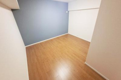 【洋室】 | シティパーク北野田 | リビングに隣接する洋室6帖。壁一面にアクセントクロスを採用。大型ベッドも設置可能でご夫婦の寝室にもオススメです！