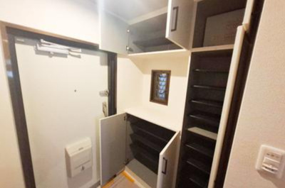 【玄関】 | シティパーク北野田 | 脱いだ靴をすぐに片付けられるシューズボックス付きの玄関。お客様をお迎えする空間を綺麗に保つことが出来そうですね！