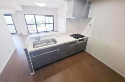 【キッチン】 | シティパーク北野田 | 食器を一気に丸洗いでき、節水にもなる食洗機搭載！ガスコンロは三口タイプで、複数品同時調理も可能。調理も捗りますね。