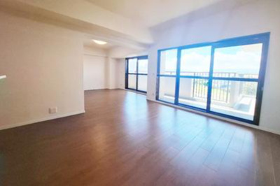 【居間・リビング】 | シティパーク北野田 | 南面に大きな掃き出し窓を設置。たっぷりと採光を取り込め、明るく開放感溢れる空間です！家族団らんのひと時を。