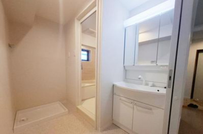 【独立洗面台】 | シティパーク北野田 | 鏡裏やボウル下に収納のある三面鏡付き洗面化粧台！毎日使う歯ブラシやメイク道具など、生活感の出るアイテムが収まります。