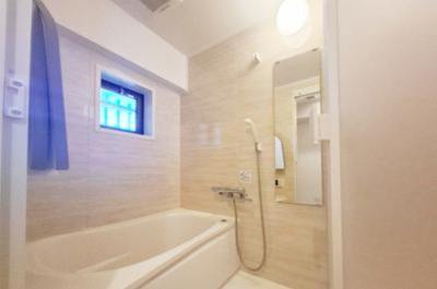 【浴室】 | シティパーク北野田 | 足を伸ばしてゆったりと湯船に浸かれる広々バスルーム。ご家族一緒に、癒しのバスタイムをお楽しみください！窓付きで換気もスムーズです。