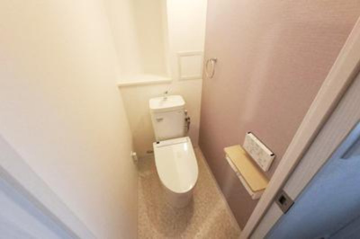 【トイレ】 | シティパーク北野田 | カバーなしでも便座はポカポカな温水洗浄便座付トイレ。汚れてもサッと一拭きで綺麗に！お掃除簡単で衛生的ですね。