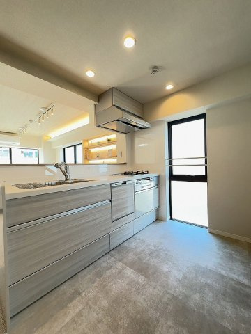 ライツ富士見台のキッチン|キッチンにも窓があり明るく、自然換気も可能 新規交換のシステムキッチンには食器洗い乾燥機付きです
