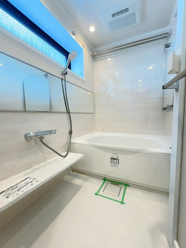 ライツ富士見台の浴室|ユニットバス新規交換のバスルームには浴室換気乾燥機を完備しており、天候を気にすることなく洗濯が可能です