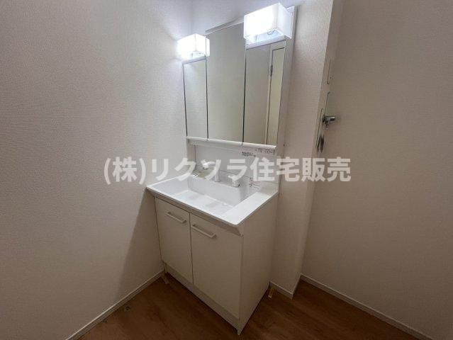 池田西町　新築一戸建ての独立洗面台|三面鏡付き独立洗面台
■物件内覧・資金計画相談・住宅ローン相談、リフォーム相談、お問合せ受付中■
※当日・翌日のご内覧、ご相談はお電話でのお問合せがスムーズです！