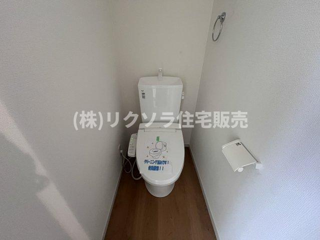 池田西町　新築一戸建ての設備|2階トイレ　温水洗浄便座付き
■物件内覧・資金計画相談・住宅ローン相談、リフォーム相談、お問合せ受付中■
※当日・翌日のご内覧、ご相談はお電話でのお問合せがスムーズです！