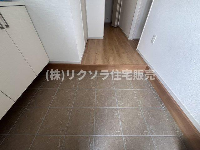 池田西町　新築一戸建ての玄関|玄関収納付き
■物件内覧・資金計画相談・住宅ローン相談、リフォーム相談、お問合せ受付中■
※当日・翌日のご内覧、ご相談はお電話でのお問合せがスムーズです！