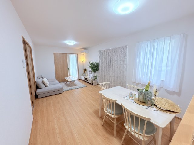 ハートフルタウン那覇市小禄772番の居間・リビング|※別物件の参考写真となります。