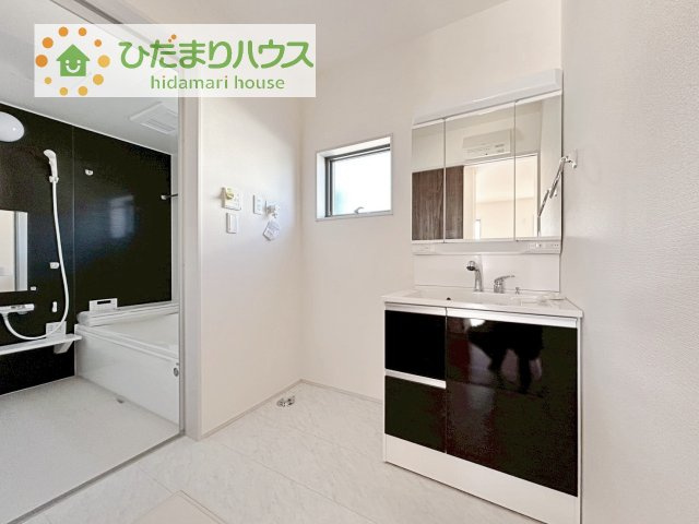 【独立洗面台】 | 第1常総市向石下　新築戸建　4号棟 | 三面鏡の大きな鏡は憧れます(^^♪
鏡の後ろは収納となっていて、細かいものでも収納できるのでスッキリと整理できます！