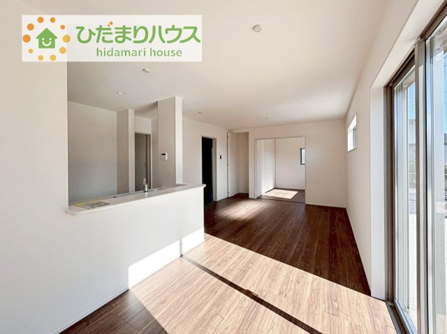 【居間・リビング】 | 第1常総市向石下　新築戸建　4号棟 | 南に面した大きな窓から差し込む光で日中は電気いらず♪
