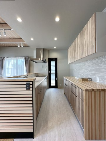 熊野町中溝5丁目 No.14のキッチン|タカラスタンダードのシステムキッチン☆
人造大理石天板でIH横にはマグネットパネルを設置。
作業スペースにコンセントも設け使いやすさを考えて設計されています。