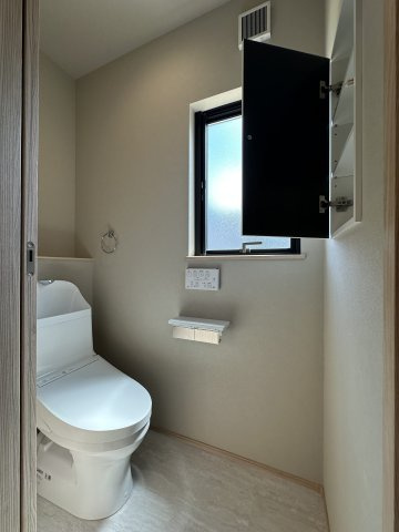 熊野町中溝5丁目 No.14のトイレ|1階ウォシュレットトイレ☆
各階にウォシュレットトイレがついています♪