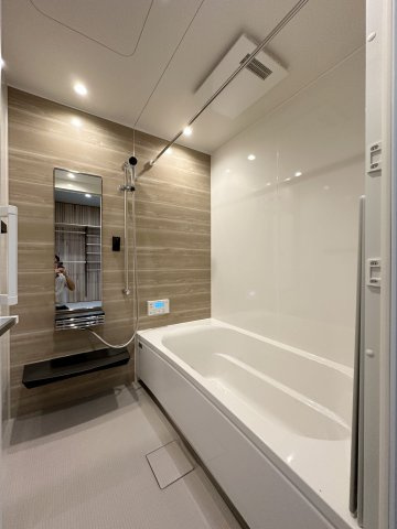 熊野町中溝5丁目 No.14の浴室|浴室乾燥機気付き1坪タイプの浴室☆
ユニットバスは、気密性にも優れています。そのため、冬場でもお湯が冷めにくく、暖かい空間を維持することができます。