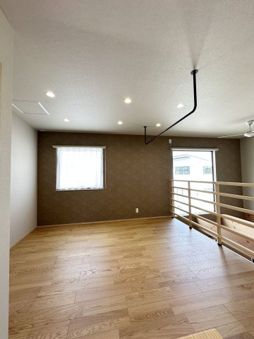 熊野町中溝5丁目 No.14のその他|2階の広々としたホールスペース☆
アーム付きのため洗濯物を干すこともできますし、セカンドリビングとしてくつろぎの空間としても活用できます♪