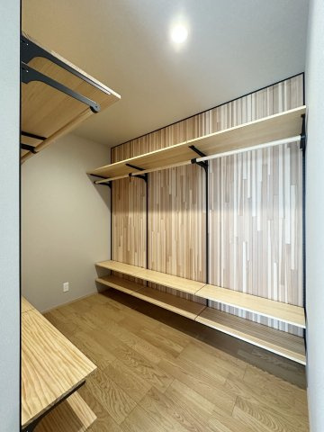 熊野町中溝5丁目 No.14の収納|主寝室の広々としたウォークインクローゼット☆
全て可動棚となっておりハンガーパイプ、棚部分と自由に組み換えが可能で理想のクローゼットをお作りいただけます。
木材は調湿作用もあり洋服の保管にも最適です。