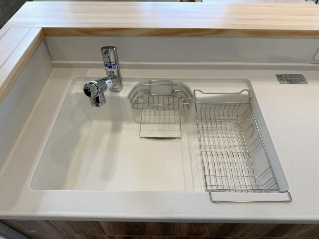 熊野町中溝5丁目 No.14のキッチン|浄水機能付きステンレスシンク☆
ステンレスシンクは傷や汚れに強く、お手入れも簡単で使いやすいです♪
さらにワンタッチで浄水に切り替えができる為とても便利です！