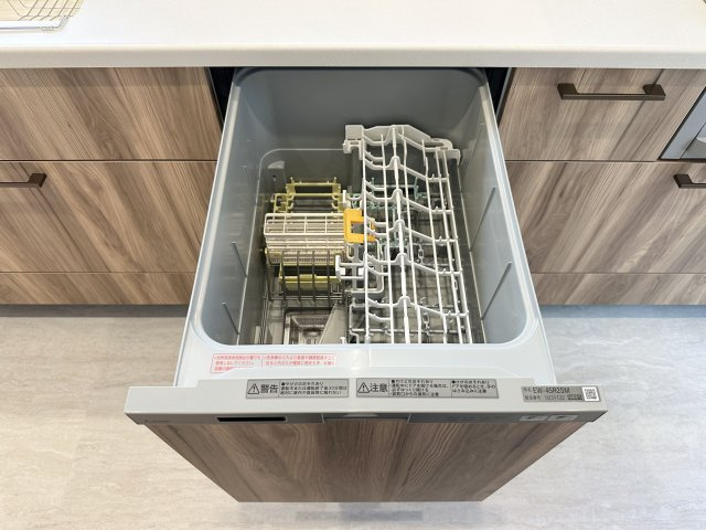 熊野町中溝5丁目 No.14のキッチン|4人から5人分の食器洗浄乾燥機☆
水道代の節約にもなり、家事の時短もできる優れ物です♪
スライド式で上から全体が見えるため食器の出し入れもスムーズです♪