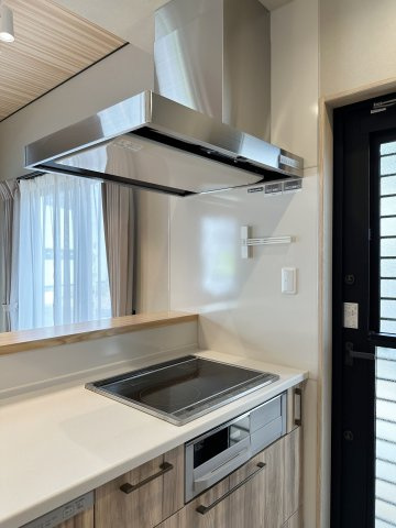 熊野町中溝5丁目 No.14のキッチン|IHクッキングヒーター☆
火が出ないために安全性も高いと考えられます。 さらに、安定した加熱管理制御が容易に行えるため、素材を均一に加熱する料理やスープなどの液体の加熱に適しています♪