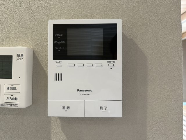 熊野町中溝5丁目 No.14の防犯設備|ドアホン☆
来客があったとき、室内からカメラやマイクを使って相手や用件を確認できます。相手を事前に確認することができ、訪問販売対策や防犯面でも役に立つアイテムです♪