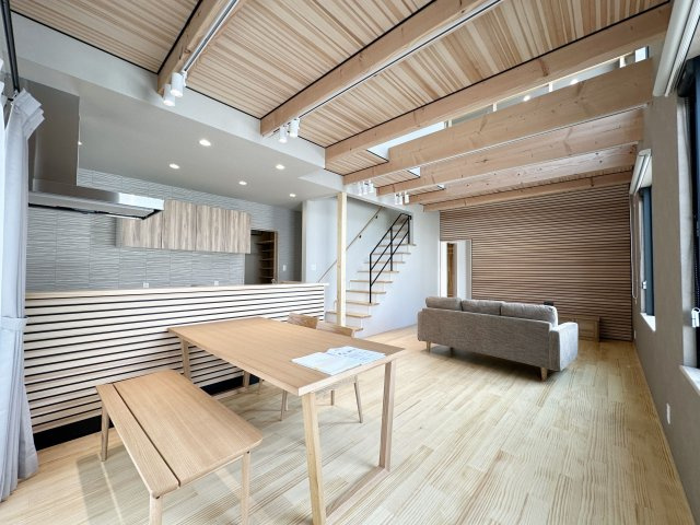 熊野町中溝5丁目 No.14の居間・リビング|20帖の吹き抜けのあるリビング☆
吹き抜けにある大きな窓からしっかりと陽が入りとても明るいです。 加工された木材で飾られた壁はアクセントもあり落ち着きを感じられます。