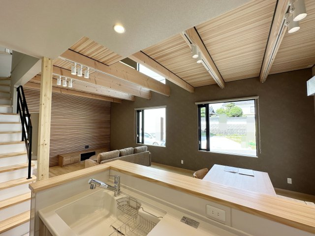 熊野町中溝5丁目 No.14の居間・リビング|ダイニングテーブルセット、ソファ、リビング用のエアコン、テレビ台をプレゼント☆
リビングに必要な家具が一通り揃っているのでお引渡し後、すぐに生活が始められます。