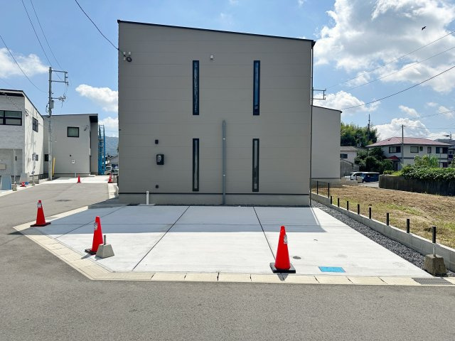 熊野町中溝5丁目 No.14の駐車場|車は車種により並列4台駐車可能☆
広々とした駐車スペースは来客時なども安心なので気軽に家族や友人を招くことができます♪