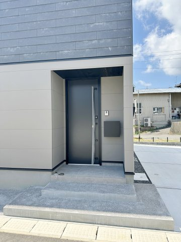 熊野町中溝5丁目 No.14の玄関|玄関ポーチ☆
屋根も付いており、雨が降っても濡れる心配はありません♪