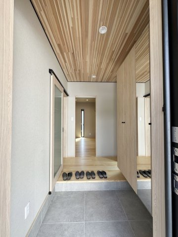 熊野町中溝5丁目 No.14の玄関|玄関ホールは開放的でとても明るいです♪