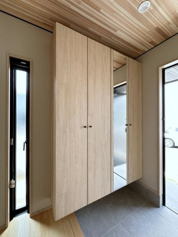 熊野町中溝5丁目 No.14の収納|姿見付きシューズボックス☆
大容量のシューズボックスの為、靴もたくさん収納が可能です♪