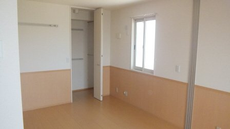 ベルデュールの居間・リビング|洋室にもクローゼット付きです