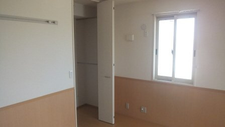 ベルデュールの寝室|明るい室内です