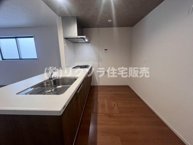 菅相塚町　新築一戸建てのキッチン|LDK23.2帖
■物件内覧・資金計画相談・住宅ローン相談、リフォーム相談、お問合せ受付中■
※当日・翌日のご内覧、ご相談はお電話でのお問合せがスムーズです！