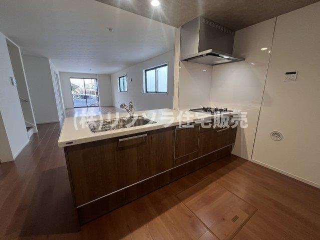 菅相塚町　新築一戸建てのキッチン|床下収納付き
■物件内覧・資金計画相談・住宅ローン相談、リフォーム相談、お問合せ受付中■
※当日・翌日のご内覧、ご相談はお電話でのお問合せがスムーズです！