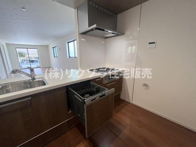 菅相塚町　新築一戸建てのキッチン|ビルトイン三口コンロ・食器洗い乾燥機付き
■物件内覧・資金計画相談・住宅ローン相談、リフォーム相談、お問合せ受付中■
※当日・翌日のご内覧、ご相談はお電話でのお問合せがスムーズです！