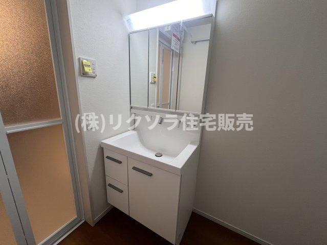 菅相塚町　新築一戸建ての独立洗面台|三面鏡付き独立洗面台
■物件内覧・資金計画相談・住宅ローン相談、リフォーム相談、お問合せ受付中■
※当日・翌日のご内覧、ご相談はお電話でのお問合せがスムーズです！