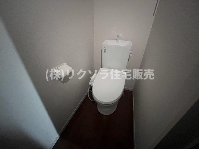 菅相塚町　新築一戸建てのトイレ|1階　温水洗浄便座付き
■物件内覧・資金計画相談・住宅ローン相談、リフォーム相談、お問合せ受付中■
※当日・翌日のご内覧、ご相談はお電話でのお問合せがスムーズです！