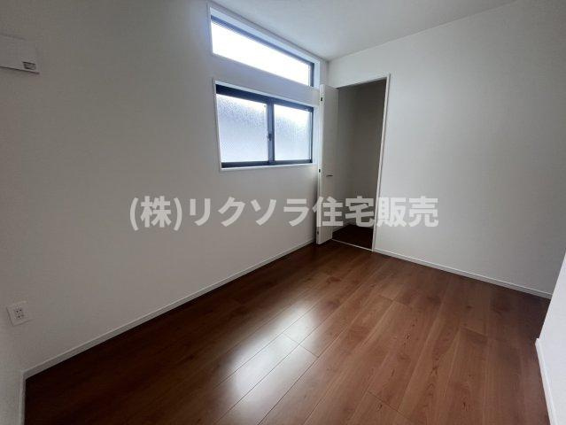 菅相塚町　新築一戸建ての寝室|洋室4.8帖
■物件内覧・資金計画相談・住宅ローン相談、リフォーム相談、お問合せ受付中■
※当日・翌日のご内覧、ご相談はお電話でのお問合せがスムーズです！