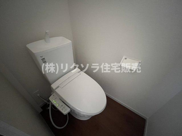 菅相塚町　新築一戸建ての設備|2階トイレ　温水洗浄便座付き
■物件内覧・資金計画相談・住宅ローン相談、リフォーム相談、お問合せ受付中■
※当日・翌日のご内覧、ご相談はお電話でのお問合せがスムーズです！