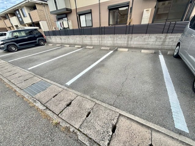 ファミール　B棟の駐車場