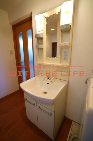 アールグレイヒルズ【キャッシュバック対象物件】の独立洗面台|独立洗面台、小物を置くことができて便利です