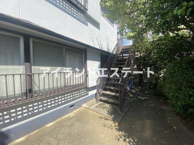 さくらハイツ　最上階　陽当たり良好　バストイレ別のエントランス